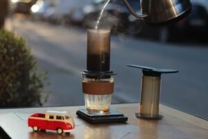 make coffee using aeropress